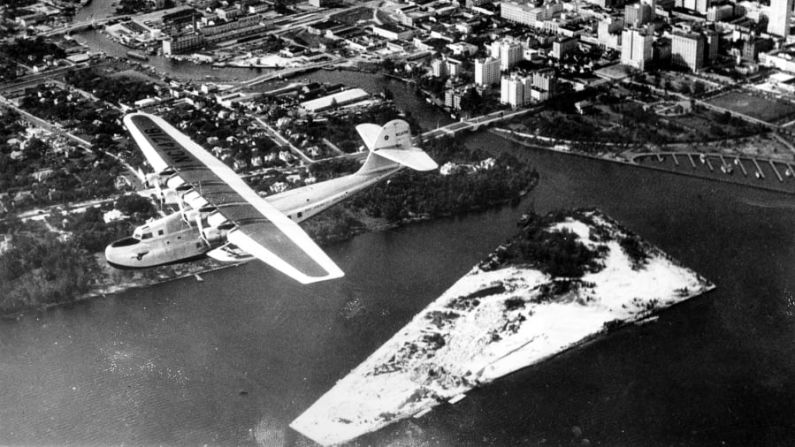 China Clipper: el nuevo Pan American China Clipper de 25 toneladas vuela sobre Miami, Florida, el 27 de octubre de 1935. Crédito: AP