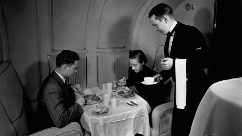 Comidas a bordo: el servicio de pasajeros se añadió en 1936 para los primeros vuelos transoceánicos. Crédito: Biblioteca del Congreso/Corbis/VCG/Getty Images