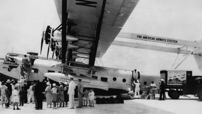 Todos a bordo: el Sikorsky S-40, o Caribbean Clipper, carga pasajeros y correo antes de partir de la terminal de Pan Am en Dinner Key en Miami, Florida, alrededor de 1937. Crédito: FPG/Archivo/Getty Images