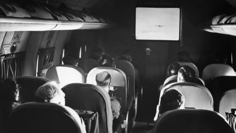 Entretenimiento a bordo: los pasajeros a bordo de un Clipper de Pan American World Airways ven la primera película sonora a bordo en el vuelo de Nueva York a Londres el 15 de noviembre de 1945. Crédito: Bettmann Archive /Getty Images