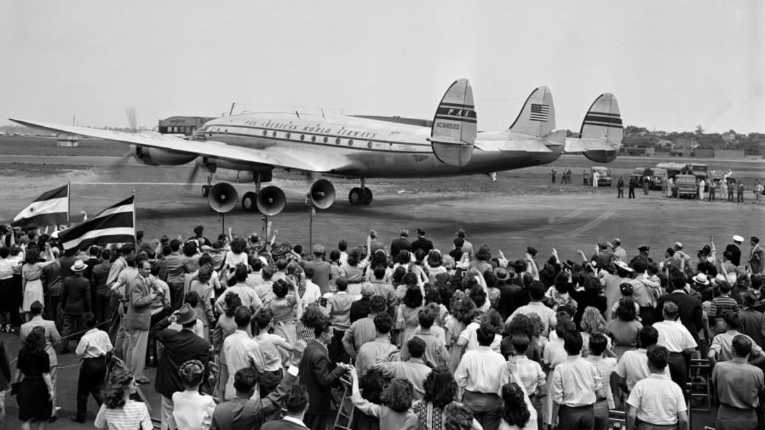 El primer servicio aéreo de pasajeros alrededor del mundo de Pan Am partió de LaGuardia, en Nueva York, en 1947.Crédito: AP