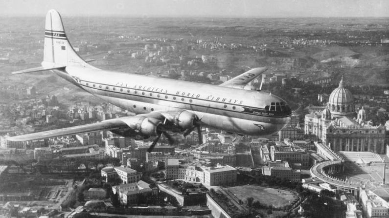 Pan Am sobre Europa: un Clipper de Pan Am vuela sobre Roma en la década de 1950. Crédito: Mondadori Portfolio/Getty Images