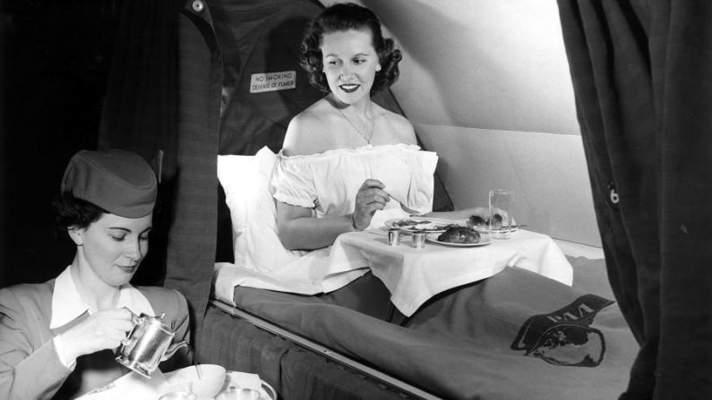 Servicio de comidas en la década de 1950: "Los viajes internacionales de larga distancia eran raros y especiales", dice el analista del sector de los viajes Henry Harteveldt. Crédito: ullstein bild/Getty Images