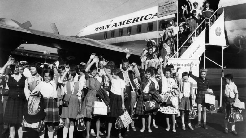 Aventura: en septiembre de 1960, unos niños alemanes se preparan en el aeropuerto berlinés de Tempelhof para viajar a familias de acogida en Estados Unidos. Crédito: ullstein bild/Getty Images