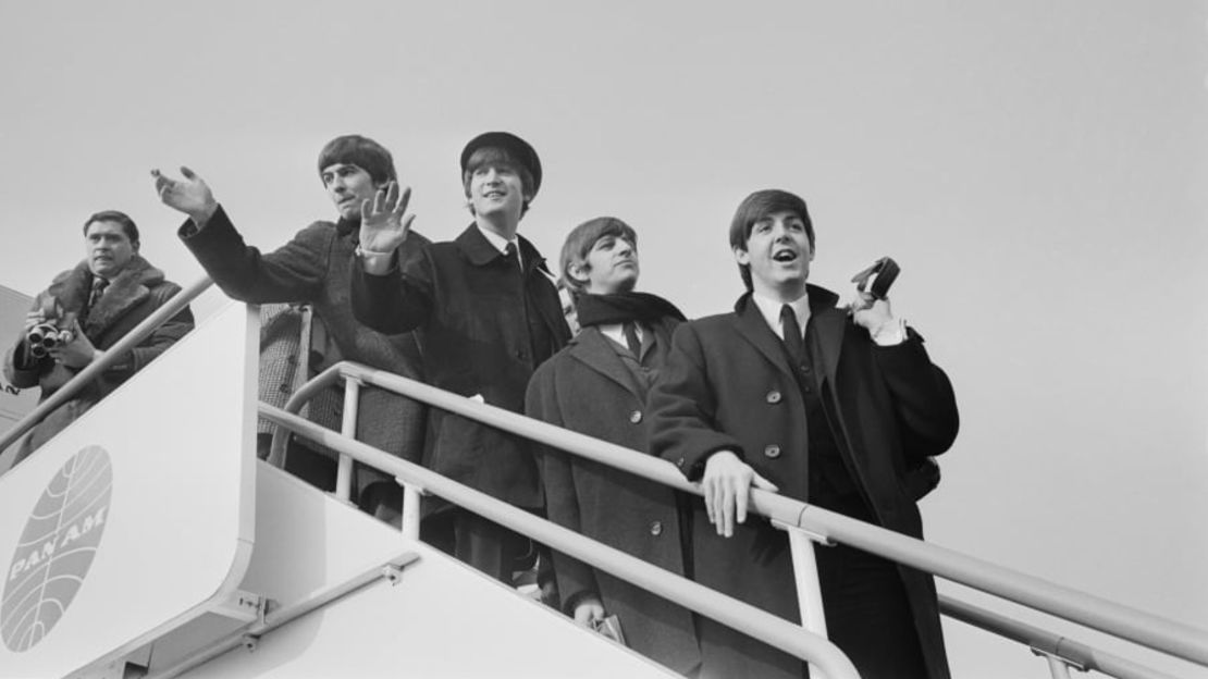 Los Beatles en el aeropuerto de Londres, ahora Heathrow, de camino a Estados Unidos el 13 de febrero de 1964.Crédito: Stan Meagher/Express/Hulton Archive/Getty Images