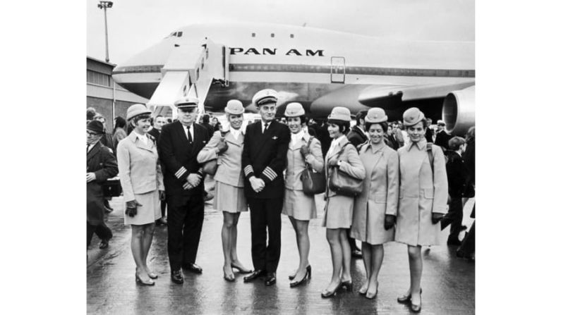 NY-LON: En la imagen, en enero de 1970, la tripulación del primer vuelo comercial del Boeing 747 de Nueva York a Londres para Pan American. Crédito: AFP/Getty Images