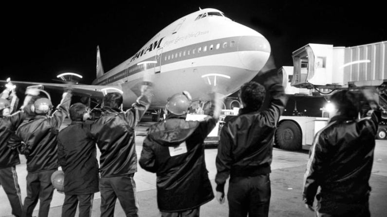 Adiós a Tokio: los trabajadores despiden el último vuelo de Pan American World Airways desde el aeropuerto internacional de Narita, en Tokio, el 12 de febrero de 1986. Crédito: Tsugufumi Matsumoto/AP