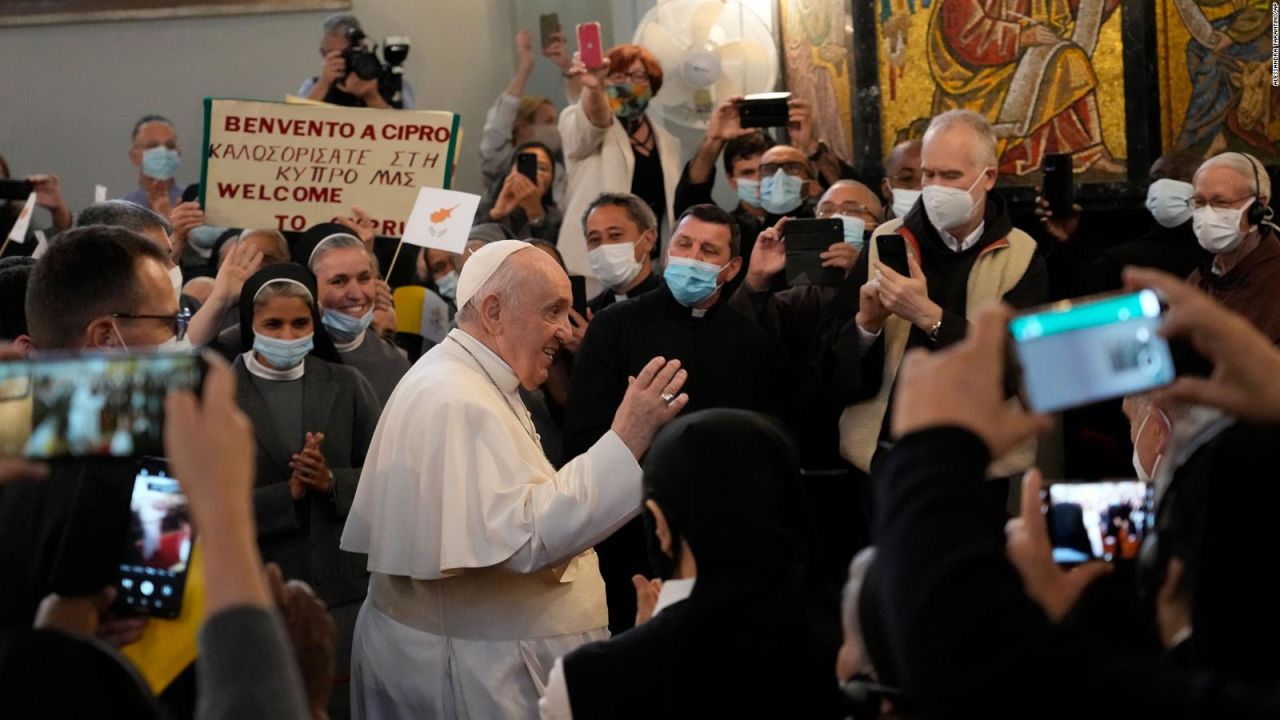 CNNE 1112417 - el papa regresara a roma con 50 migrantes de chipre