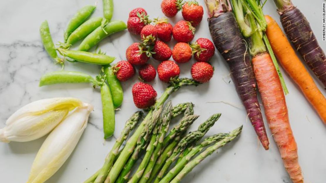 Hacer que las verduras sean el centro de tus comidas en lugar de la carne es una buena manera de reducir tu consumo de sal.