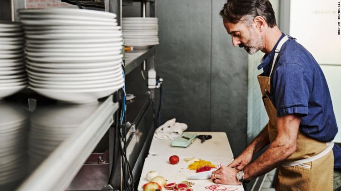 El chef Steven Satterfield, de Miller Union en Atlanta, prepara hortalizas coloridas para una ensalada fresca y crujiente.