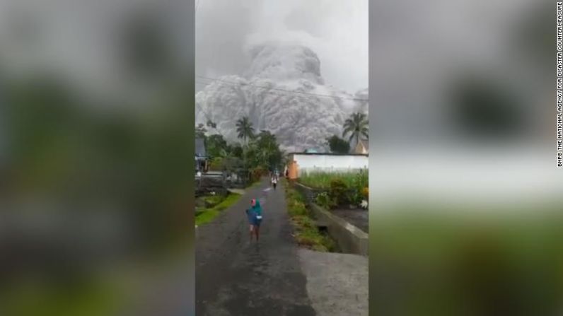 Al menos una persona murió y otras 41 resultaron heridas por la erupción del volcán