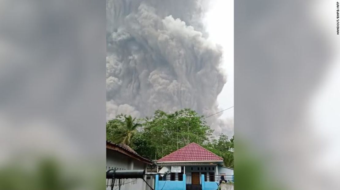 Esta fotografía tomada y publicada el 4 de diciembre de 2021 por la Junta Nacional de Gestión de Desastres de Indonesia (BNPB) muestra al volcán Semeru arrojando cenizas al aire durante una erupción, visto desde Lumajang.