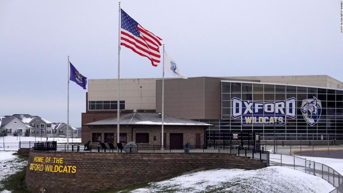 Escuela secundaria Oxford en Michigan el 1 de diciembre de 2021, el día después del tiroteo.