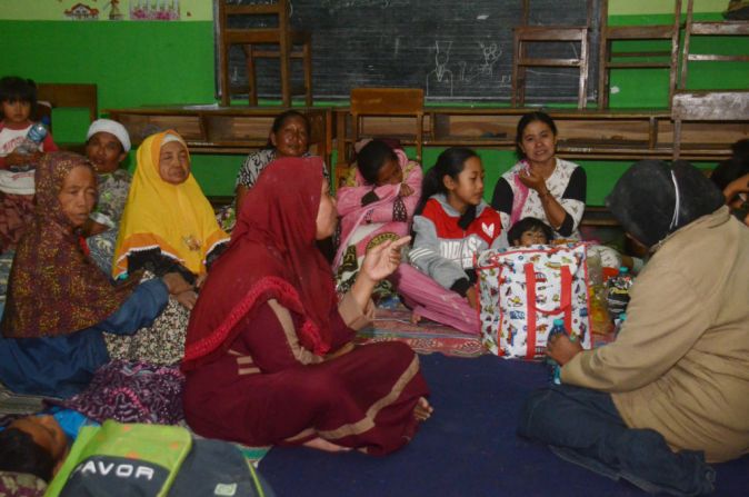Los evacuados se refugian en un aula segura de una escuela en la aldea de Sumberurip, en Lumajang, el 4 de diciembre de 2021, después de la erupción del volcán Semeru.