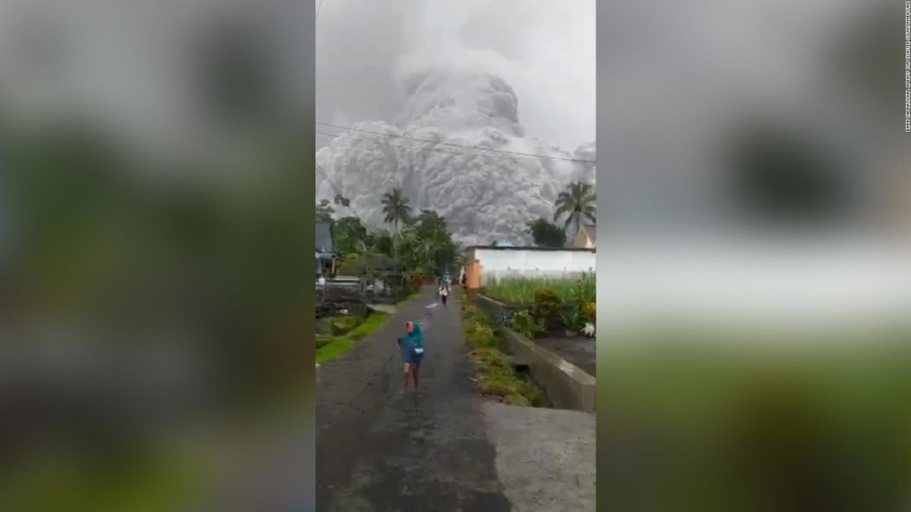 CNNE 1112728 - mira el volcan semeru de indonesia entrar en erupcion