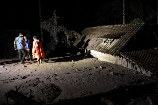 Aldeanos y rescatistas inspeccionan un área cubierta de cenizas volcánicas en la aldea de Sumber Wuluh, en Lumajang, el 5 de diciembre de 2021, en un intento de encontrar sobrevivientes o cuerpos después de la erupción del volcán Semeru. Crédito: JUNI KRISWANTO / AFP a través de Getty Images
