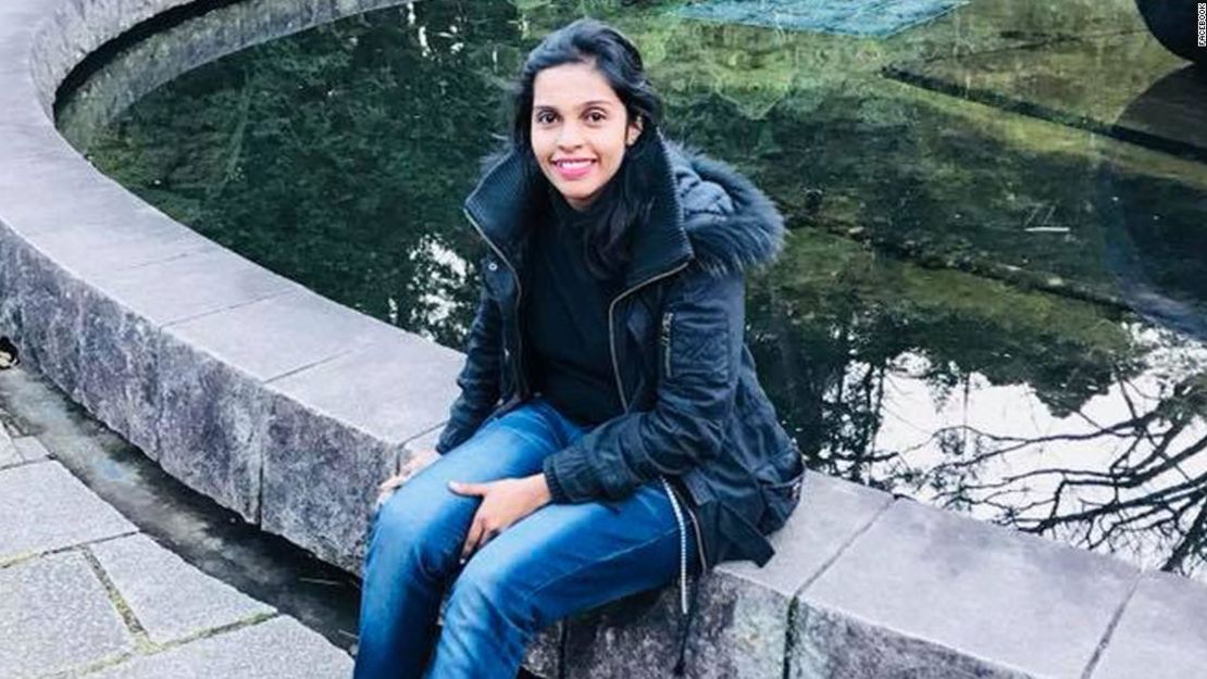 Rathnayake, cuyo visado había expirado, se dirigió a la policía en busca de ayuda para dejar a su pareja.