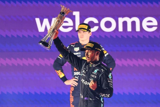 Después de una apretada y polémica carrera, el piloto británico Lewis Hamilton, de Mercedes, ganó el Gran Premio de Arabia Saudita, mientras que Max Verstappen, de Red Bull, se quedó con el segundo lugar. A continuación, te presentamos las mejores imágenes de esta rivalidad.