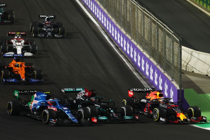 Esteban Ocon (Alpine), Lewis Hamilton y Max Verstappen luchaban por la posición en pista en la segunda reanudación que hubo en la carrera durante el Gran Premio de Arabia Saudita.