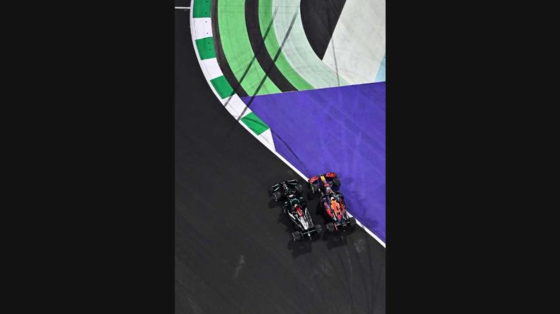 Así de apretada fue casi toda la carrera entre Hamilton y Verstappen en el Gran Premio de Arabia Saudita.