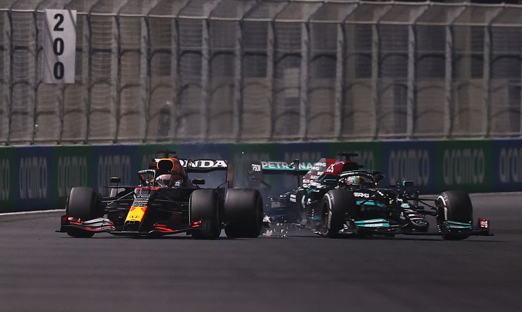 Momento en que Verstappen y Hamilton se encuentran, en medio de la batalla por el primer lugar.