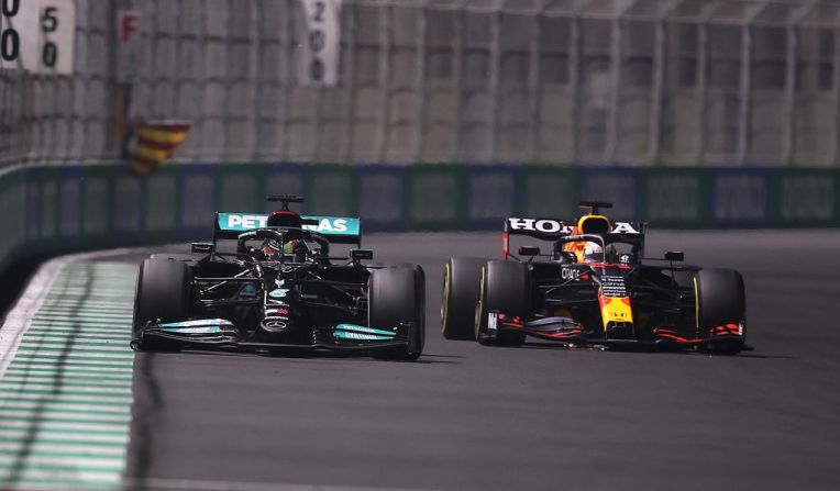 Pero Hamilton pudo superar al piloto de Red Bull.