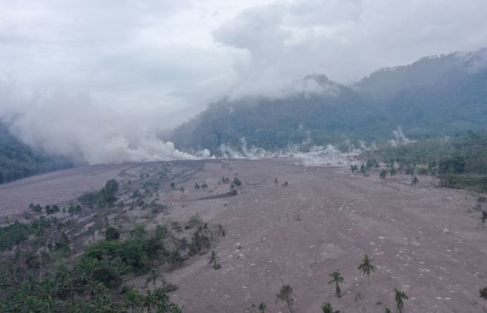 El volcán Monte Semeru de Indonesia entró en erupción, lo que provoca evacuaciones y cortes de energía este sábado. Mira algunas de las imágenes de la catástrofe que vive Indonesia.