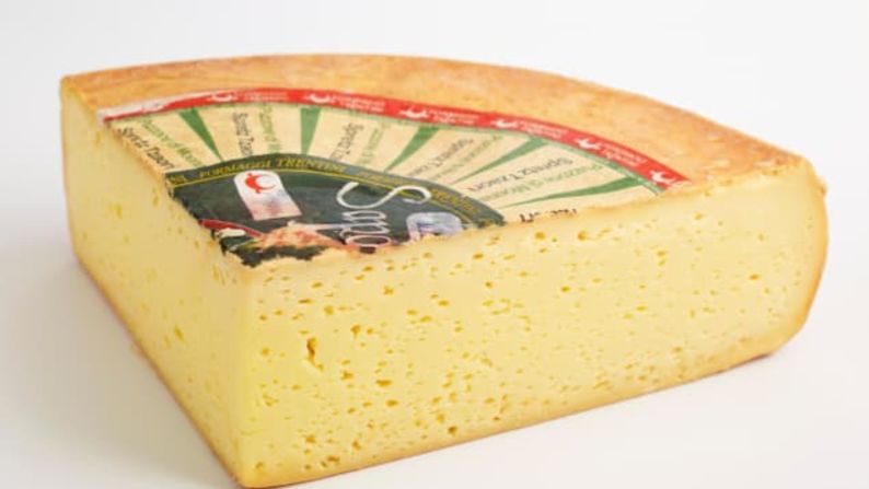 El gran apestoso: esa es la traducción literal del nombre de este queso, el Puzzone di Moena originario de Italia. Conoce otros de nuestros quesos europeos favoritos en la galería.