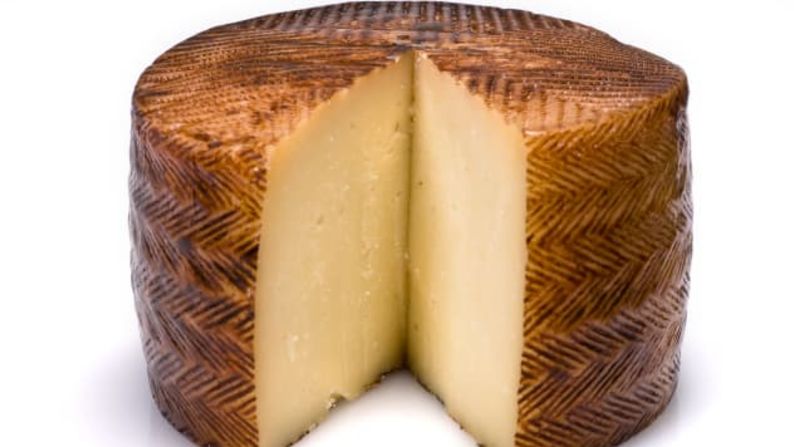 La estrella del show: el queso manchego es tan popular que incluso fue mencionado en "El Quijote". Elaborado con leche de oveja sin pasteurizar, se cura entre un par de meses y un par de años, y cuanto más tiempo, más fuerte y crocante.