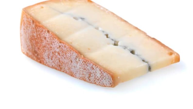 La línea gris: la delgada línea gris del queso morbier es en realidad ceniza que se agrega entre dos capas de leche. Es suave y cremoso, con un dejo amargo.
