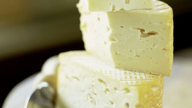 El queso havarti de Dinamarca se derrite muy bien bajo la parrilla, y también es un buen queso para comer rebanado.