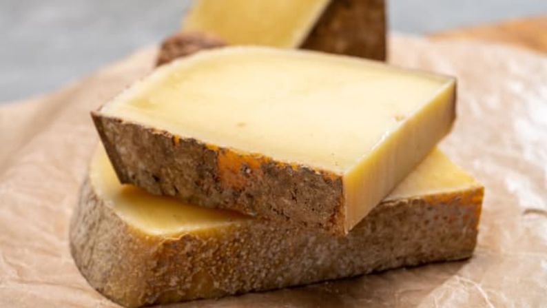 El queso comté es dulce, pero con sabor a nuez, con un buen toque de sal y tiene un sabor similar al gruyer.