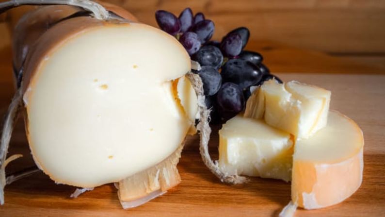 Ahumado: el queso metsovone, originario de Grecia, con frecuencia se produce ahumado y va muy bien a la parrilla.