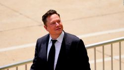 CNNE 1113256 - musk vende millones de acciones, pero ahora tiene mas