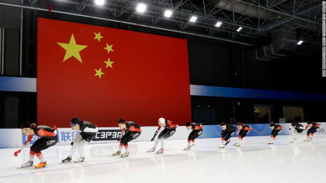 Patinadores de velocidad asisten a una sesión de entrenamiento para los próximos Juegos Olímpicos de Invierno de Beijing 2022 el 3 de diciembre de 2021 en Beijing.