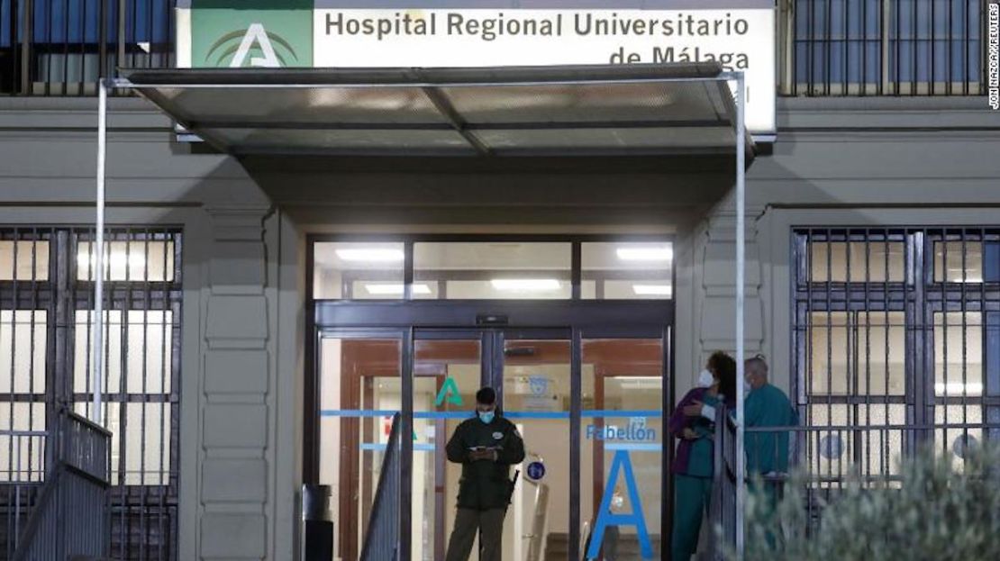 Trabajadores sanitarios se paran en la entrada principal del Hospital Universitario Regional de Málaga, en Málaga, sur de España, el 6 de diciembre de 2021.