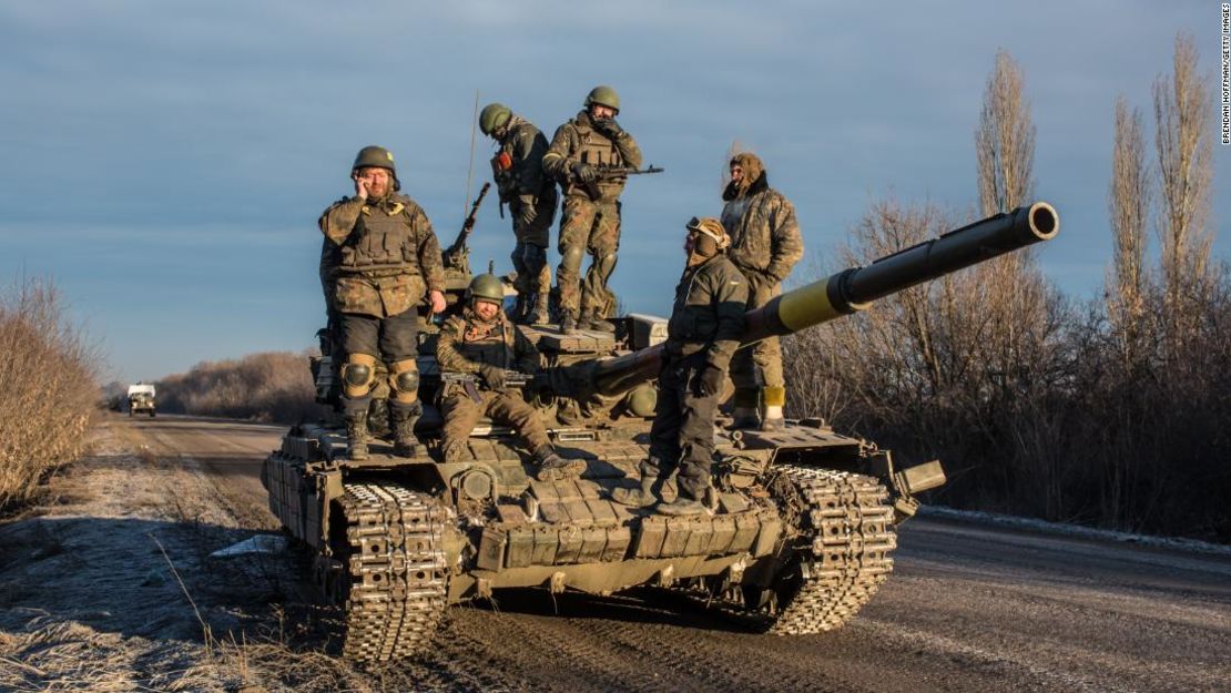 Soldados ucranianos se preparan para apoyar la retirada de las tropas el 19 de febrero de 2015 en Artemivsk, Ucrania.