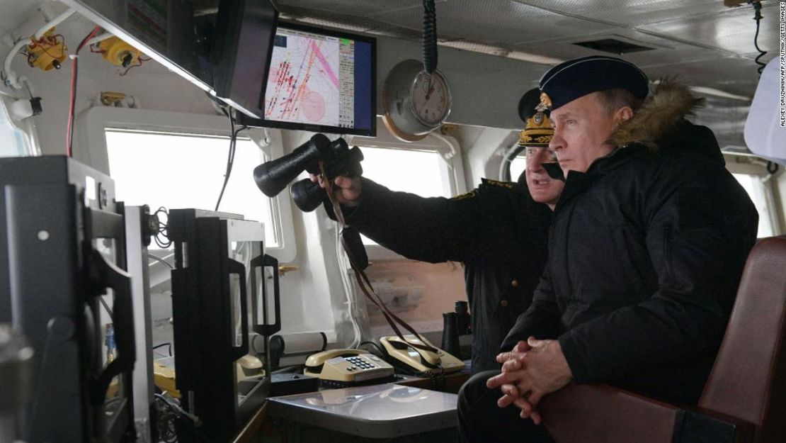 El presidente de rusia Vladimir Putin observa los ejercicios conjuntos de las flotas del Mar del Norte y del Mar Negro desde un crucero en el Mar Negro frente a la costa de Crimea el 9 de enero de 2020.