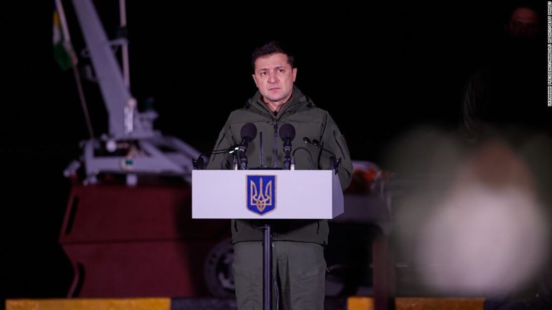 El presidente ucraniano Volodymyr Zelensky pronuncia un discurso durante su visita a una línea de frente en la región ucraniana de Donbás el 14 de octubre de 2021.
