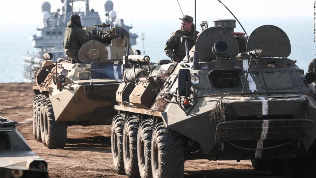 Vehículos blindados de transporte de personal participan en un ejercicio de desembarco anfibio realizado por cuerpos de ejército y unidades de infantería naval de la Flota del Mar Negro rusa en el polígono de Opuk, Crimea, el 18 de octubre de 2021.