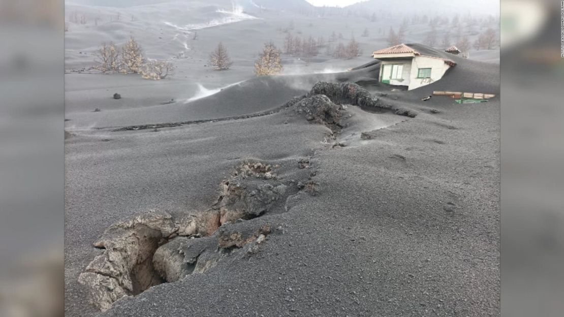 Esta casa queda casi sepultada por las cenizas en La Palma.