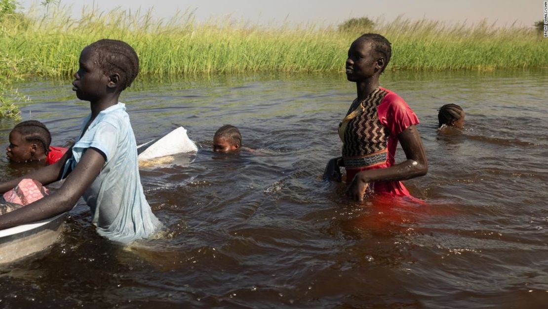 Jóvenes desplazados regresan a un campamento de Bentiu.