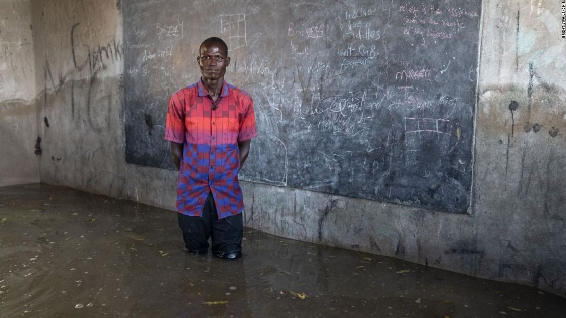 Kuol Gany, un maestro de escuela, está preocupado porque pronto tendrá que abandonar su ciudad natal.