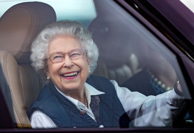 2 de julio — la reina Isabel II conduce su Range Rover mientras asiste al Royal Windsor Horse Show en Windsor, Inglaterra.