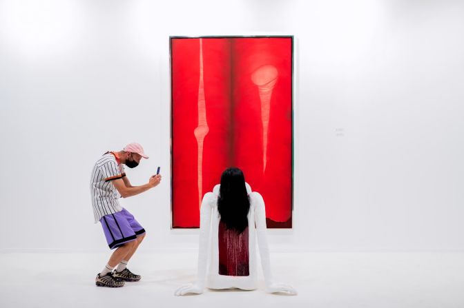 7 de julio — un visitante toma fotografías de una escultura durante la Feria Internacional de Arte Contemporáneo de Madrid.