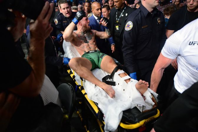 10 de julio — el luchador de UFC Conor McGregor es llevado en camilla luego de romperse la pierna en una pelea contra Dustin Poirier.