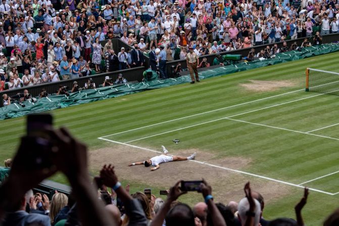 11 de julio — Novak Djokovic cae al suelo en celebración después de derrotar a Matteo Berrettini en la final de Wimbledon. Fue el vigésimo título de Grand Slam del serbio, empatándolo con Roger Federer y Rafael Nadal por la mayor cantidad de títulos de Grand Slam individuales jamás alcanzados por un hombre.