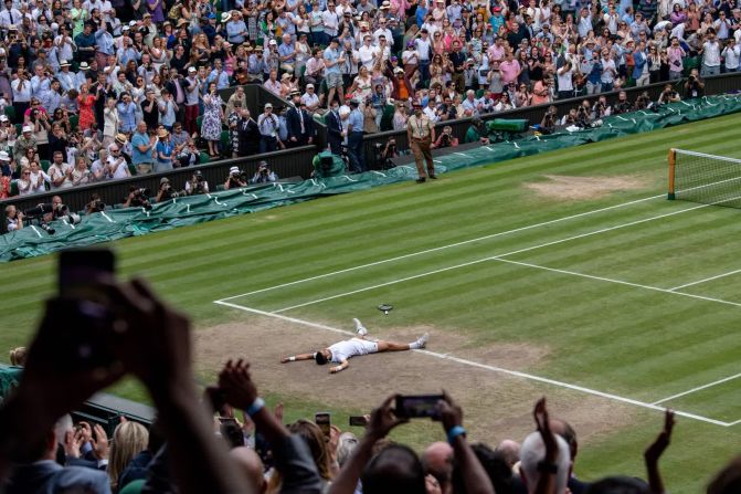 11 de julio — Novak Djokovic cae al suelo en celebración después de derrotar a Matteo Berrettini en la final de Wimbledon. Fue el vigésimo título de Grand Slam del serbio, empatándolo con Roger Federer y Rafael Nadal por la mayor cantidad de títulos de Grand Slam individuales jamás alcanzados por un hombre.