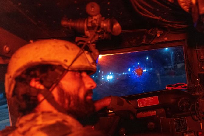 11 de julio — un miembro de las Fuerzas Especiales afganas conduce un Humvee durante una misión de combate contra los talibanes. Los talibanes se movían rápidamente para apoderarse de los distritos del norte de Afganistán. El danés Siddiqui, el fotógrafo de Reuters que tomó esta foto, murió unos días después durante los enfrentamientos en Afganistán. Siddiqui había sido fotógrafo de Reuters desde 2010 y era el fotógrafo jefe de la agencia de noticias en India. También formó parte de un equipo de Reuters que ganó el premio Pulitzer de fotografía de largometraje que cubre a los refugiados rohingya que huyen de Myanmar.