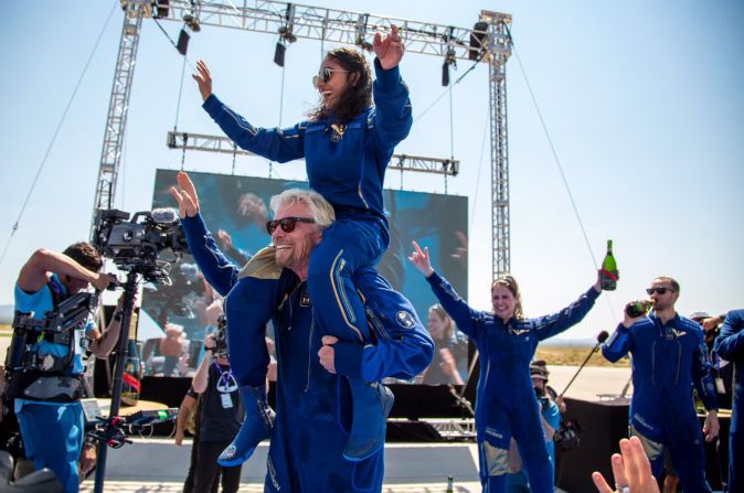 11 de julio — Richard Branson, el fundador de Virgin Galactic, carga a Sirisha Bandla sobre sus hombros mientras celebra su histórico vuelo espacial. Branson se convirtió en el primer multimillonario en viajar al espacio a bordo de una nave espacial que ayudó a financiar. Bandla es la segunda mujer nacida en India en volar al espacio. Andrés Leighton / AP